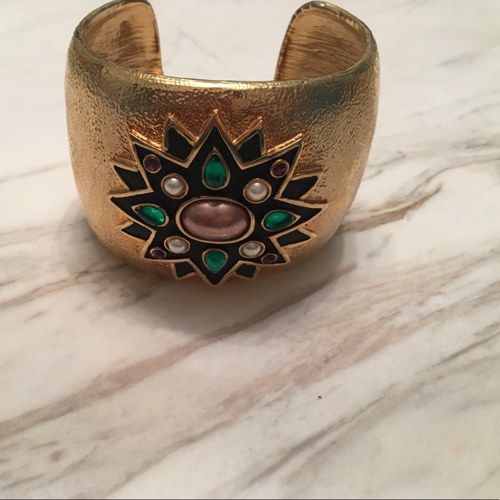 Gold bracelet with pearl
